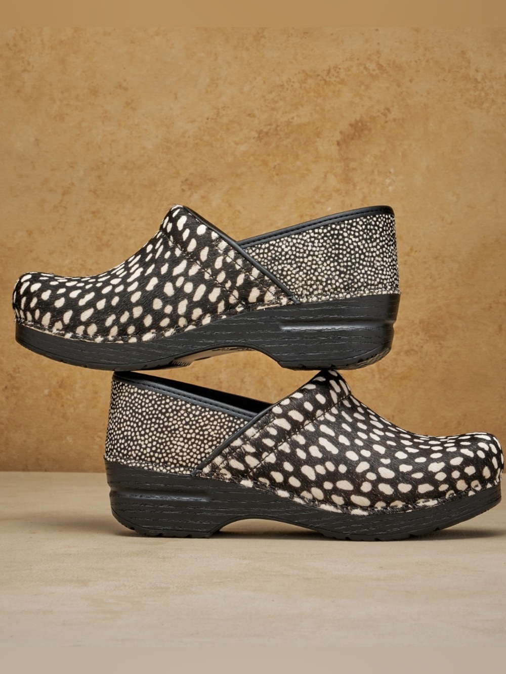 Women's Black & White Dansko Spotted Haircalf Clogs New Without Box